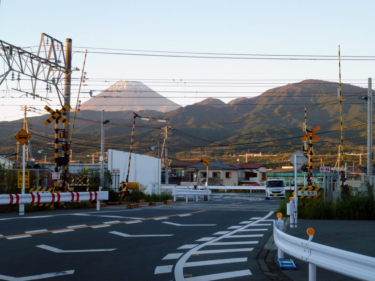 pede_deck's tweet image. 東海道を江戸から歩いて富士山が左側に見える地点は南湖と吉原の二ヶ所とされているが、実はもう一つあった

原踏切の左富士