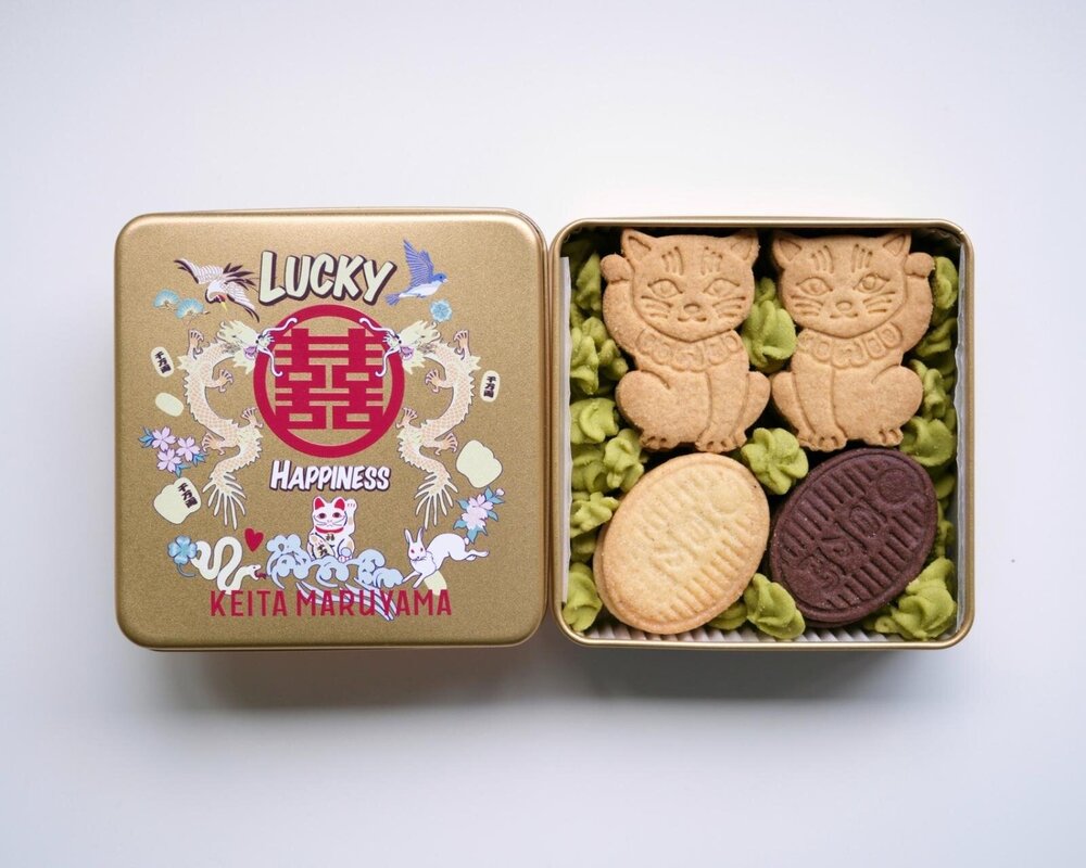 ケイタ マルヤマ「縁起物市」551蓬莱の“豚まん型巾着”＆招き猫バッグ