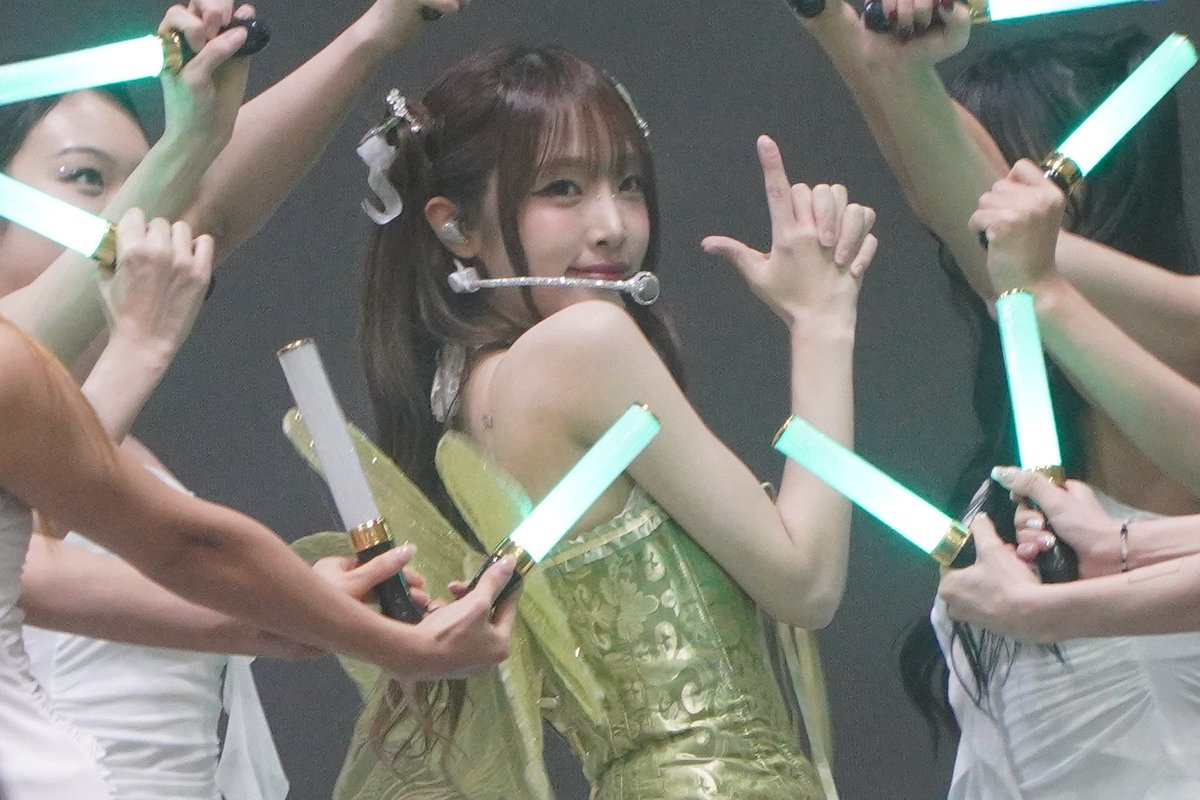 살면서 연예인을 카메라에 담아볼 수 있는 날이 오다니
진짜 아이돌은 다르더라구요… 너무너무예쁘고너무너무요정이고너무너무공주고…
이게어떻게 카메라에서 막 옮긴 사진이냐고 엉 엉
급하게 카메라 드느라 잘못된 셋팅으로 찍어버린게 너무너무 아쉽고 그치만 눈앞의 예나님은 천사요정님이고...