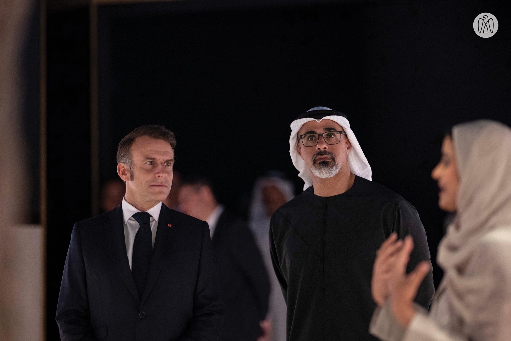 الرئيس الفرنسي إيمانويل ماكرون يزور متحف زايد الوطني في المنطقة الثقافية بجزيرة السعديات، برفقة خالد بن محمد بن زايد، ولي عهد أبوظبي. واطّلع الرئيس الفرنسي والوفد المرافق على أقسام المتحف، ومعروضاته التي تعكس نهج الوالد المؤسس في ترسيخ مبادئ التعايش وبناء الدولة الحديثة. #صحيفة_الخليج 