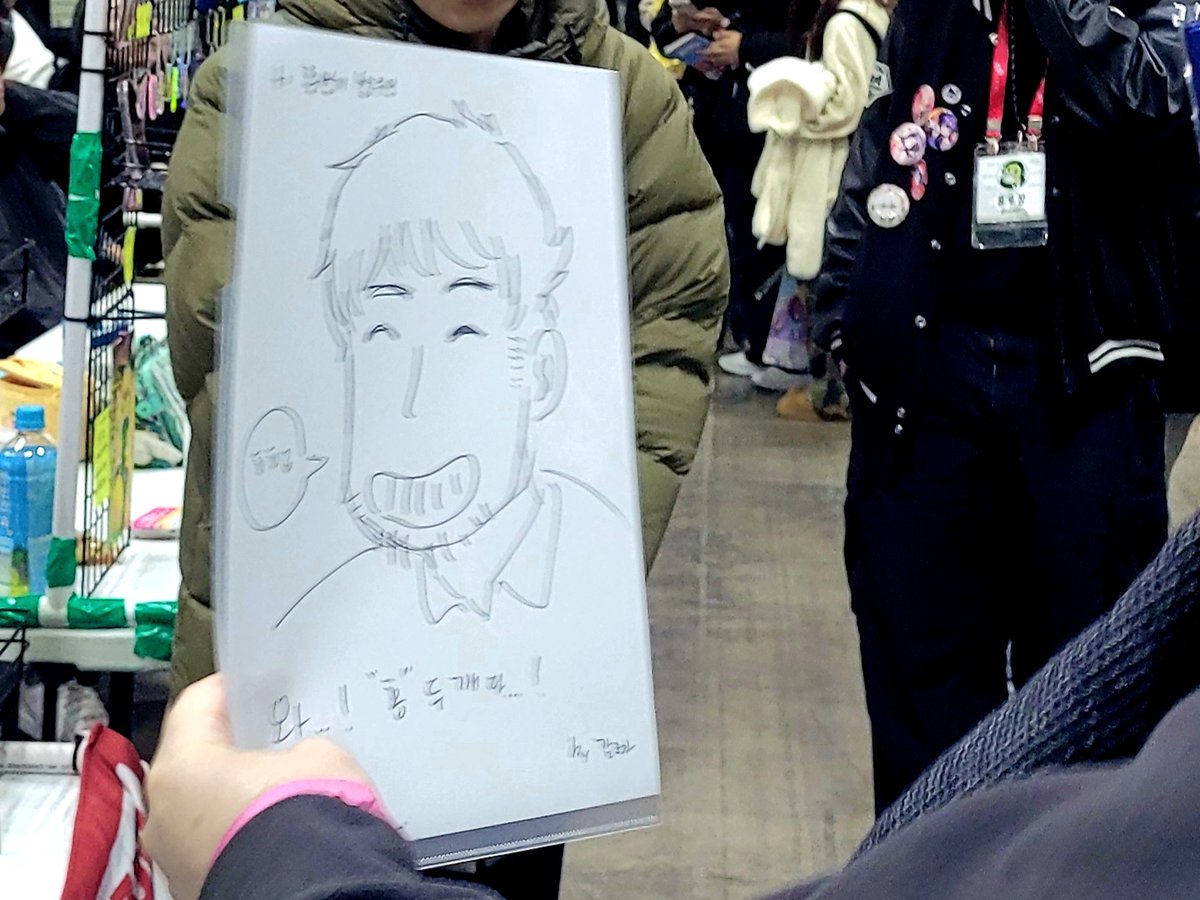 홍두깨 성우 홍범기 성우님께 그려드린 홍두깨 그림을 찍고계신 홍범기 성우님