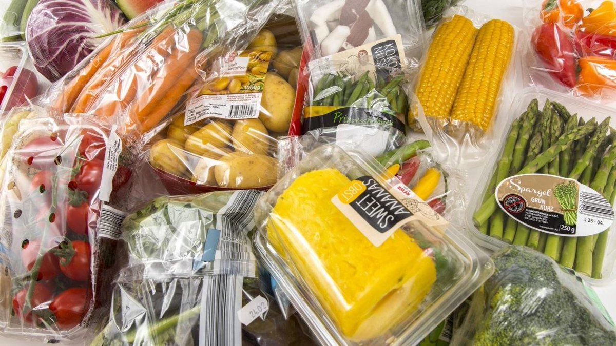 rodriramosdb's tweet image. Oké, even voor de duidelijkheid 🤨
Ik ga naar de supermarkt en koop:

...een pakje worst in een plastic verpakking ,een brood in een plastic zak, een liter melk in een plastic verpakking, een pakje servetten in plasticfolie, een sla uit de winkel in een plastic bakje, een plastic…