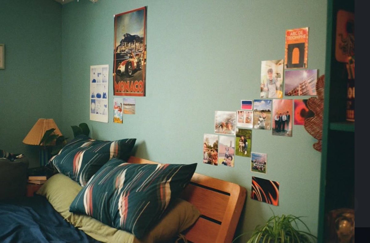 gabheartstopper's tweet image. the way you can literally see nick grow and figure out who he is as a person through his bedroom ):