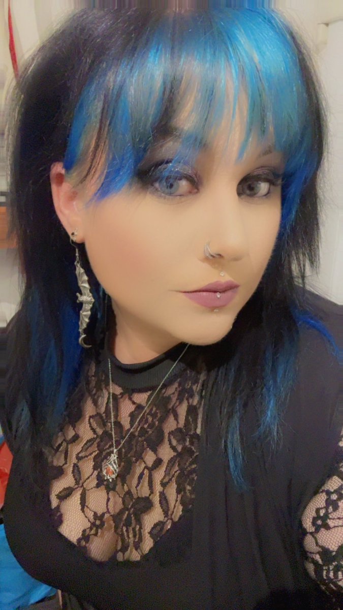 Catticus310's tweet photo. Baby Bat 🦇 

#goth #gothgirl #altstyle #bluehair https://t.co/mIvuvkjTV8