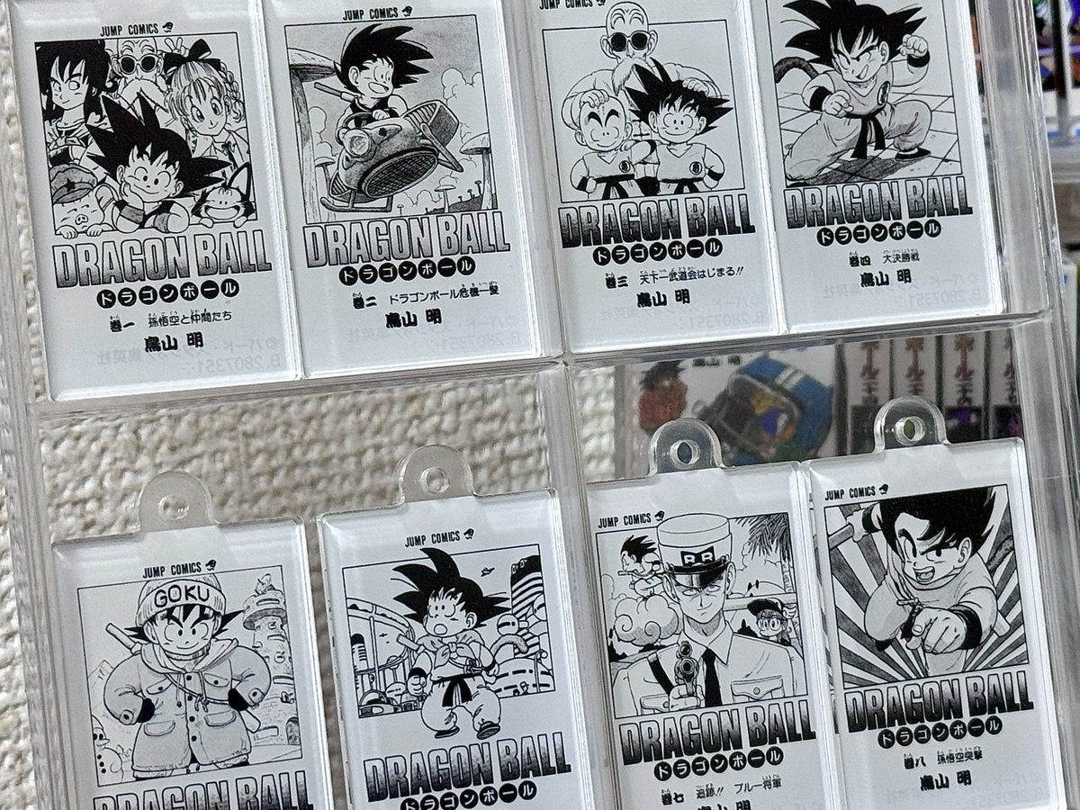 PAPIKO1987's tweet image. コミックスチャームコレクションのアクリルは、100均の缶バッジケース(6個用)に12個収納できます。