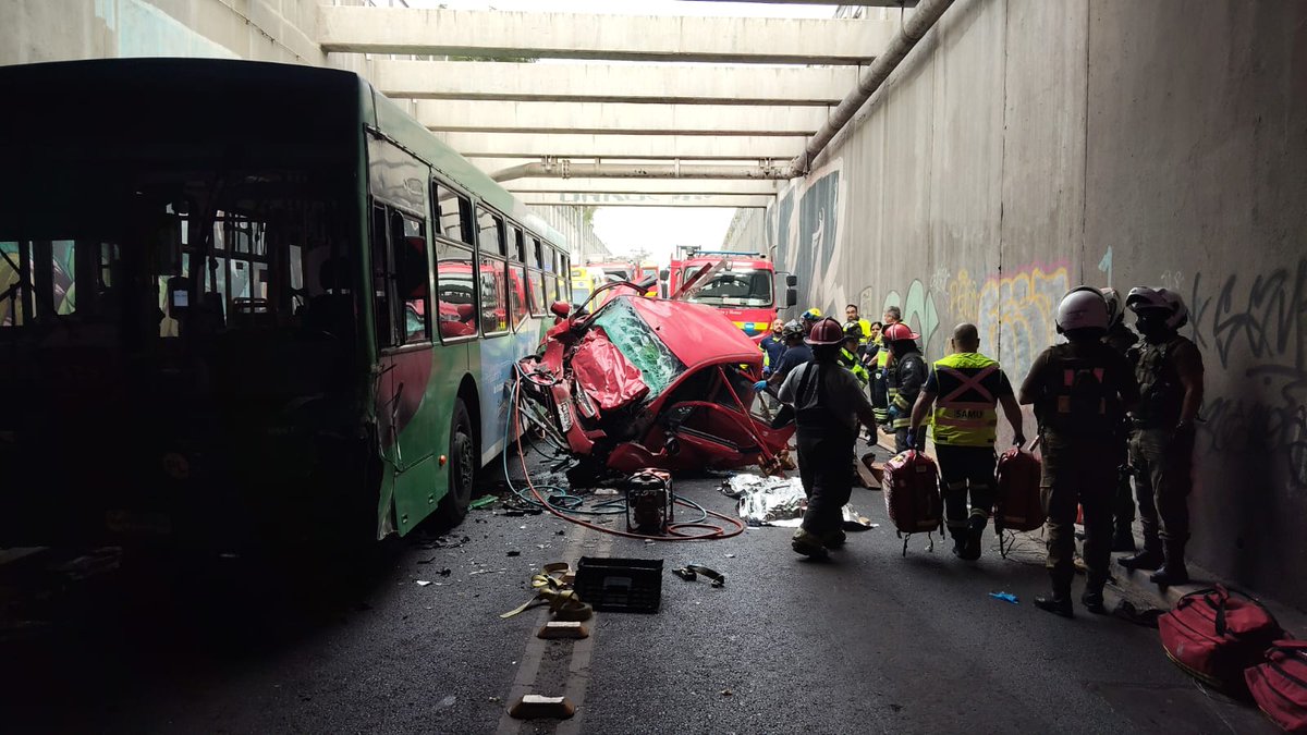 fdo2000's tweet image. 🔴Último Minuto
Dos fallecidos y 2 lesionados en riesgo vital tras colisión de Bus de microbus con vehículo menor en Pdte Eduardo Frei Montalva y Avda del Ferrocarril en Lo Espejo, al momento 2 adultos fallecidos, 1 adulto de 20 y 1 menor de 4 años en riesgo vital @biobio