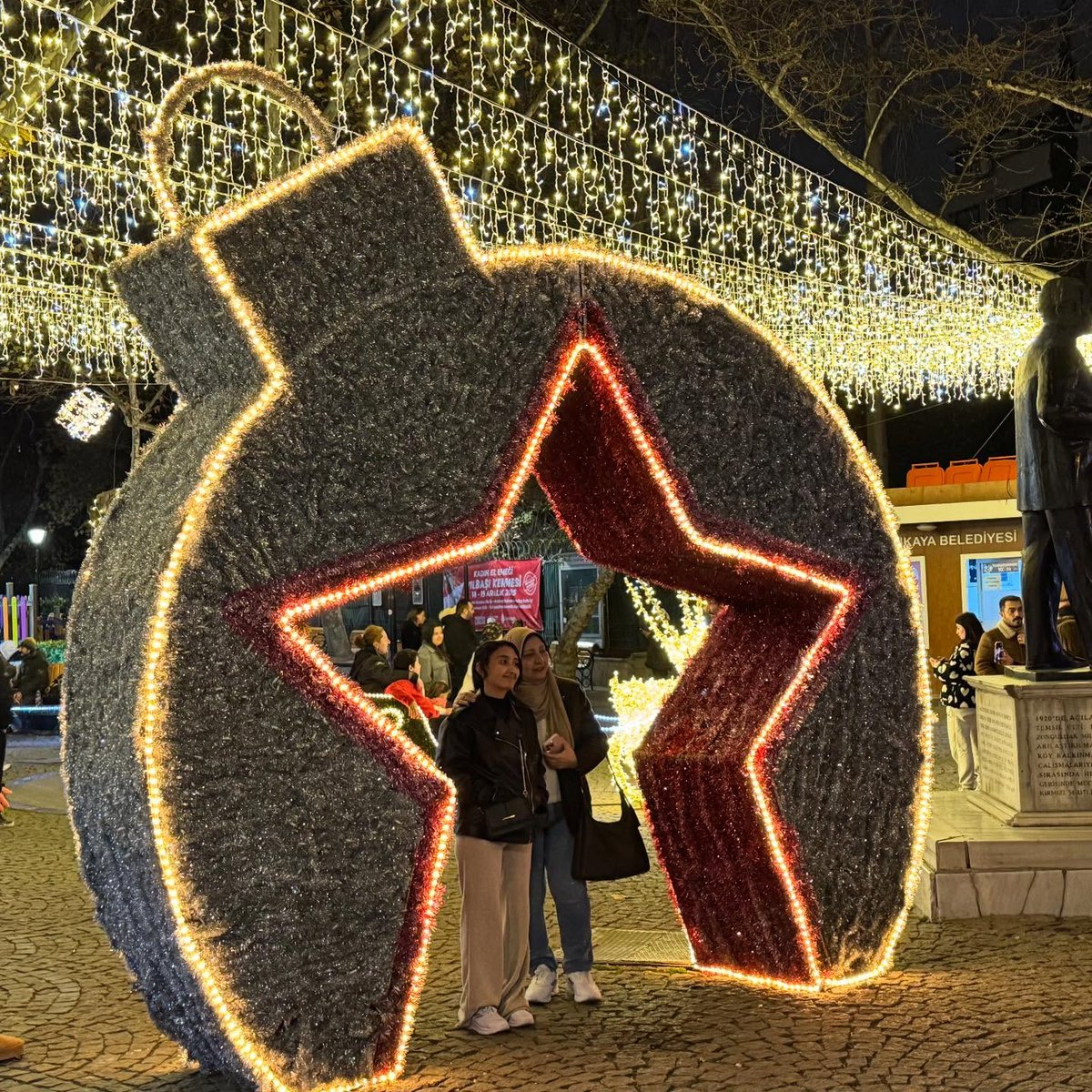 Kuğulu Park'ta yılbaşı için yapılan süslemeler. 📸