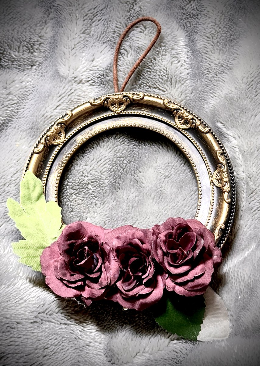 ありがちな構図。セリアさんの　アンティークな額縁　素敵。