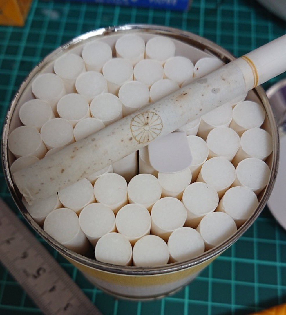 煙草ページ 前回間に合わなかった新刊です。 廃盤になったタバコのレビュー本に