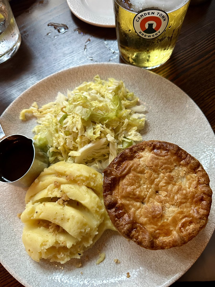 RobiMangia's tweet image. Lunchie munchie at the pubby 🍻 Beef Brisket &amp;amp; Portobello Mushroom Pie in #Marylebone 🥧