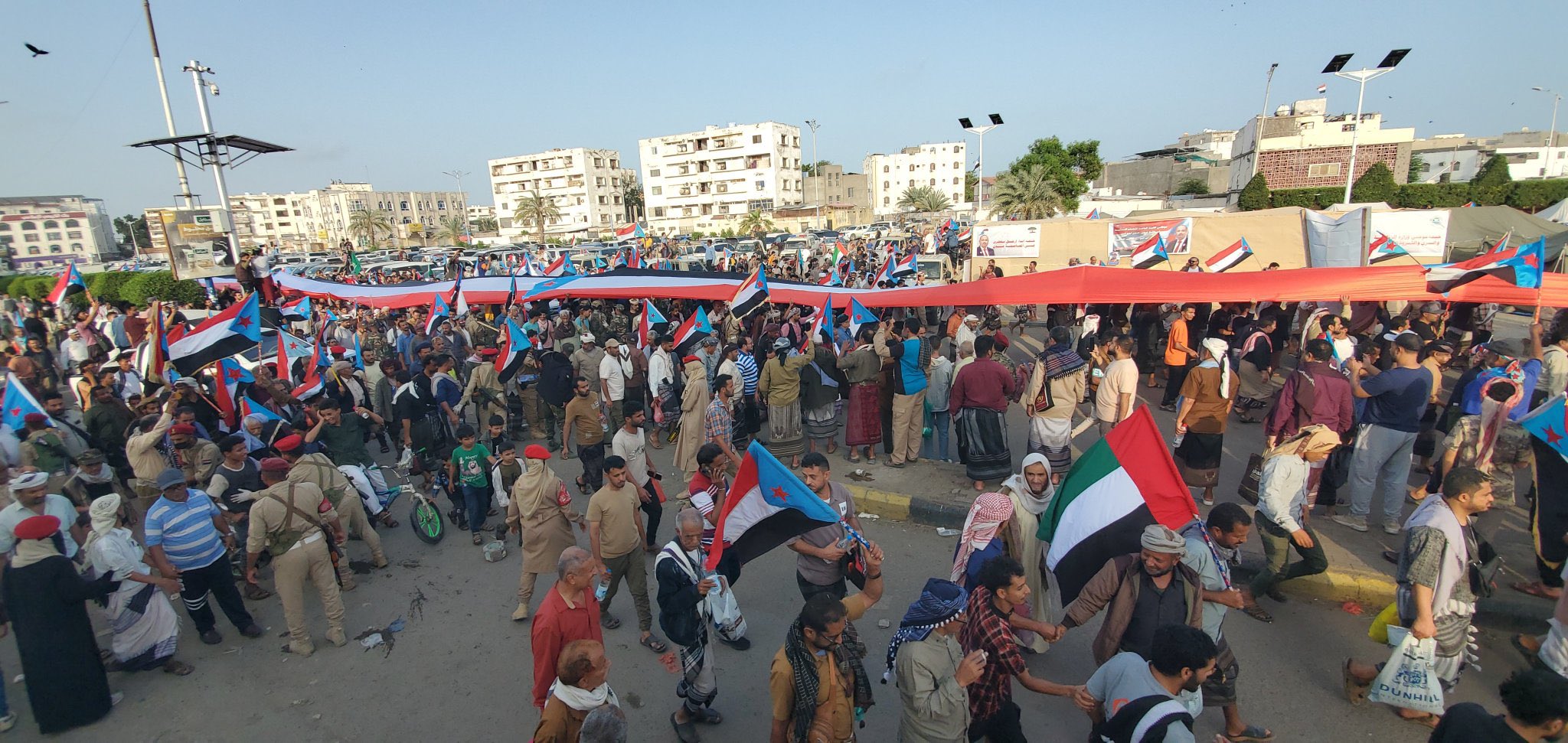 صور أولية لوصول أبناء يافع إلى ساحة العروض بالعاصمة عدن للمطالبة بإعلان دولة الجنوب العربي" #استعادة_دوله_الجنوب 