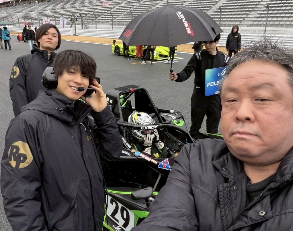 039Fe1's tweet photo. TEAM E-NEEDS
MEC120富士が終了し今年の全てのレースが終わりました^ ^
最高のチームメンバーと戦えたこの一年は本当にかけがえのないものとなりました
次に向けて加速していきます!
引き続き応援の程よろしくお願い致します!
#29 E-NEEDSエブリ赤坂v.Granz
#ENEEDS
#エブリ赤坂
#DRYBARSIM https://t.co/nHV6qepKrm