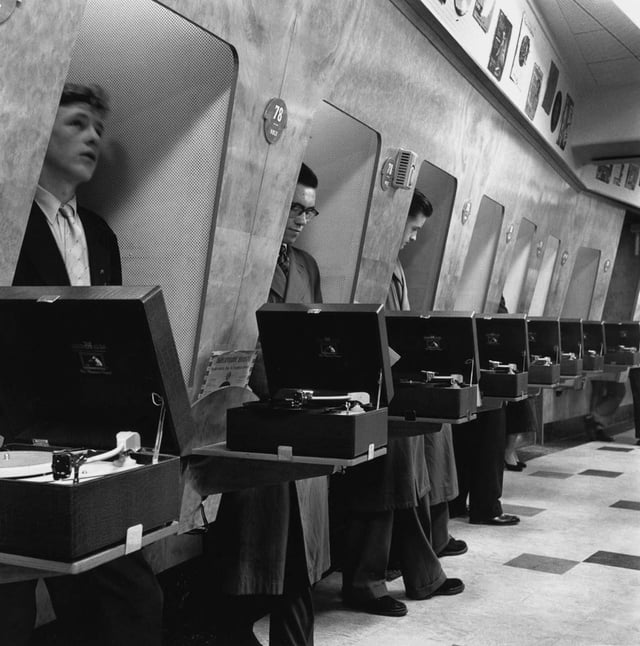 TheExtremeMusi1's tweet image. Vinyl listening booths 1954