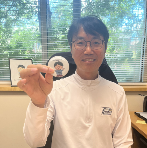 GeorgiaSouthern's tweet photo. After 30 years in academia, Dr. Jin-Woo Kimβs supportive mentorship and positive attitude are still inspiring students to rise higher. π
#SoarBeyond #GeorgiaSouthernUniversity https://t.co/9FnVIQWwEu