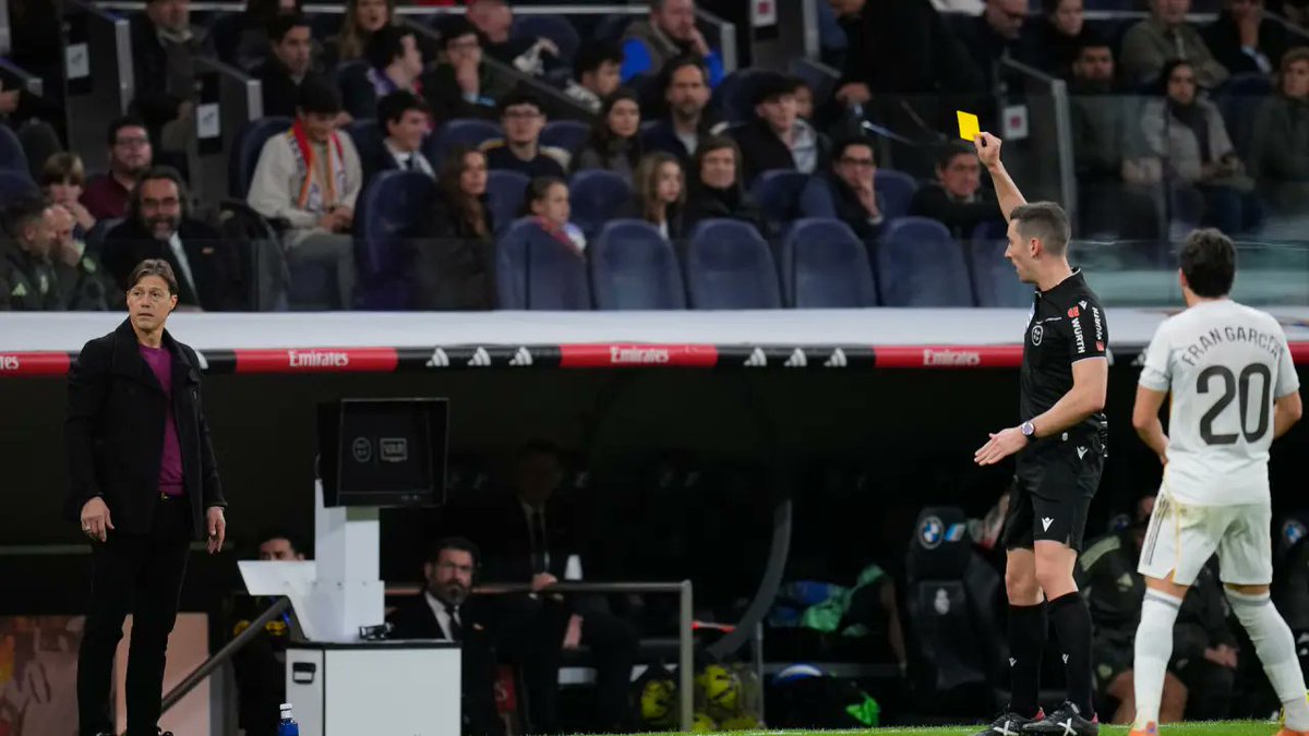 PavelFdez's tweet photo. 🎙️ Matías Almeyda estalla contra el arbitraje de Muñiz Ruiz en el Bernabéu:
🗣️ "No soy ningún payaso de ningún circo"
😉 Querido Matías, nadie te ha llamado payaso, al menos no ningún árbitro, eso sí, estos ya te han cogido la matrícula por ser reincidente https://t.co/OTuZ3tsTfl