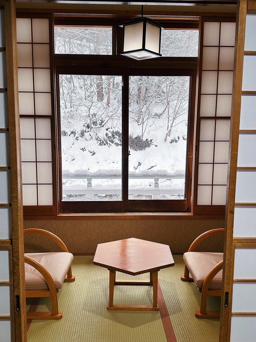 единственное ультимативное желание зимой — лежать в горячем источнике в дикую снежную пургу.