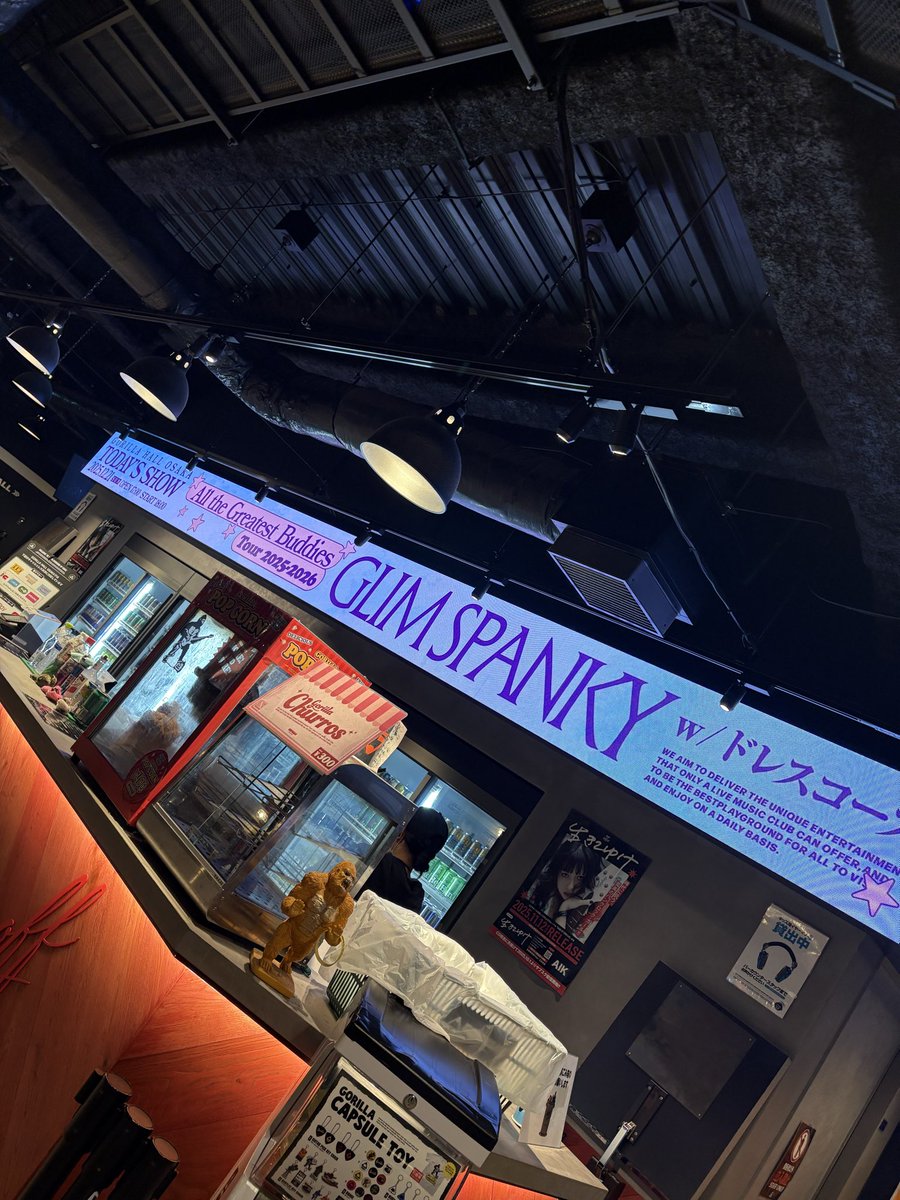 Yoshimi18931840's tweet photo. 今年のドレスコーズ 納めに大阪ゴリラホールへ。京都からだと、ちょっと遠くて、ちょっとこわいトコだった。綺麗な見やすい箱。
やっぱり志磨さんのスーツ姿が素敵で好き。浮かれて散財してしまった！
#thedresscodes https://t.co/vJy1L2ODqb