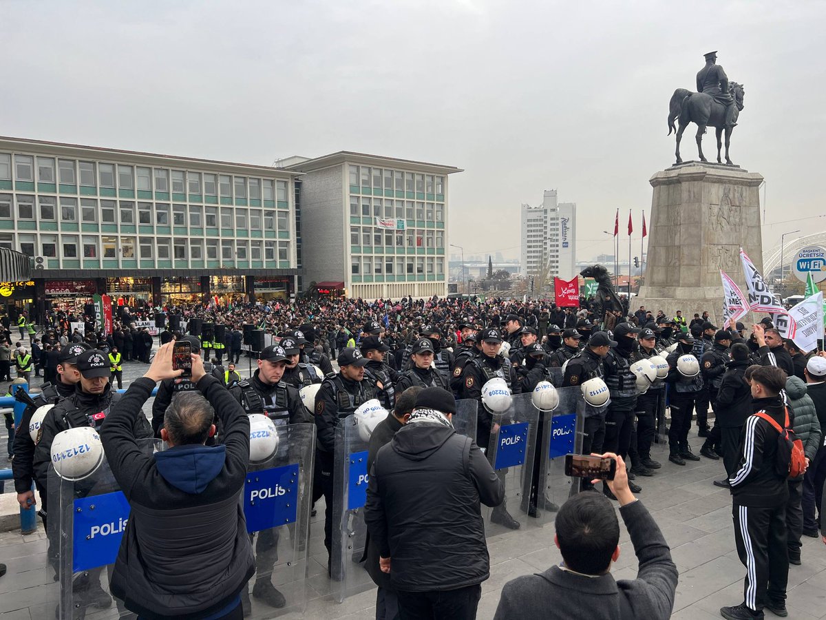 furkanhareketi's tweet photo. Ankara Emniyeti Basın Açıklamasını Abluka Altına Aldı!

#AnkaraEmniyeti, Alparslan Kuytul Hocaefendi'nin basın açıklaması yaptığı Ulus Meydanı'nın etrafında etten duvar olarak halkın açıklamayı izlemesini engelliyor!

AlparslanHoca Ankarada
#BasınAçıklaması
