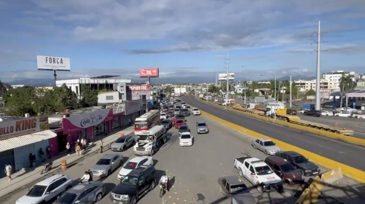 WazeDom's tweet photo. 🚧⛔ ATENCIÓN CONDUCTORES ⛔🚧
Cierre TOTAL en el km 9 de la Autopista Duarte por trabajos de instalación de un puente peatonal 🏗️🚶‍♂️ https://t.co/nWrZFsAfYM