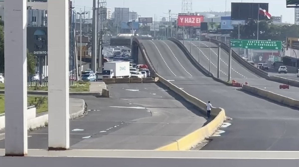 WazeDom's tweet photo. 🚧⛔ ATENCIÓN CONDUCTORES ⛔🚧
Cierre TOTAL en el km 9 de la Autopista Duarte por trabajos de instalación de un puente peatonal 🏗️🚶‍♂️ https://t.co/nWrZFsAfYM