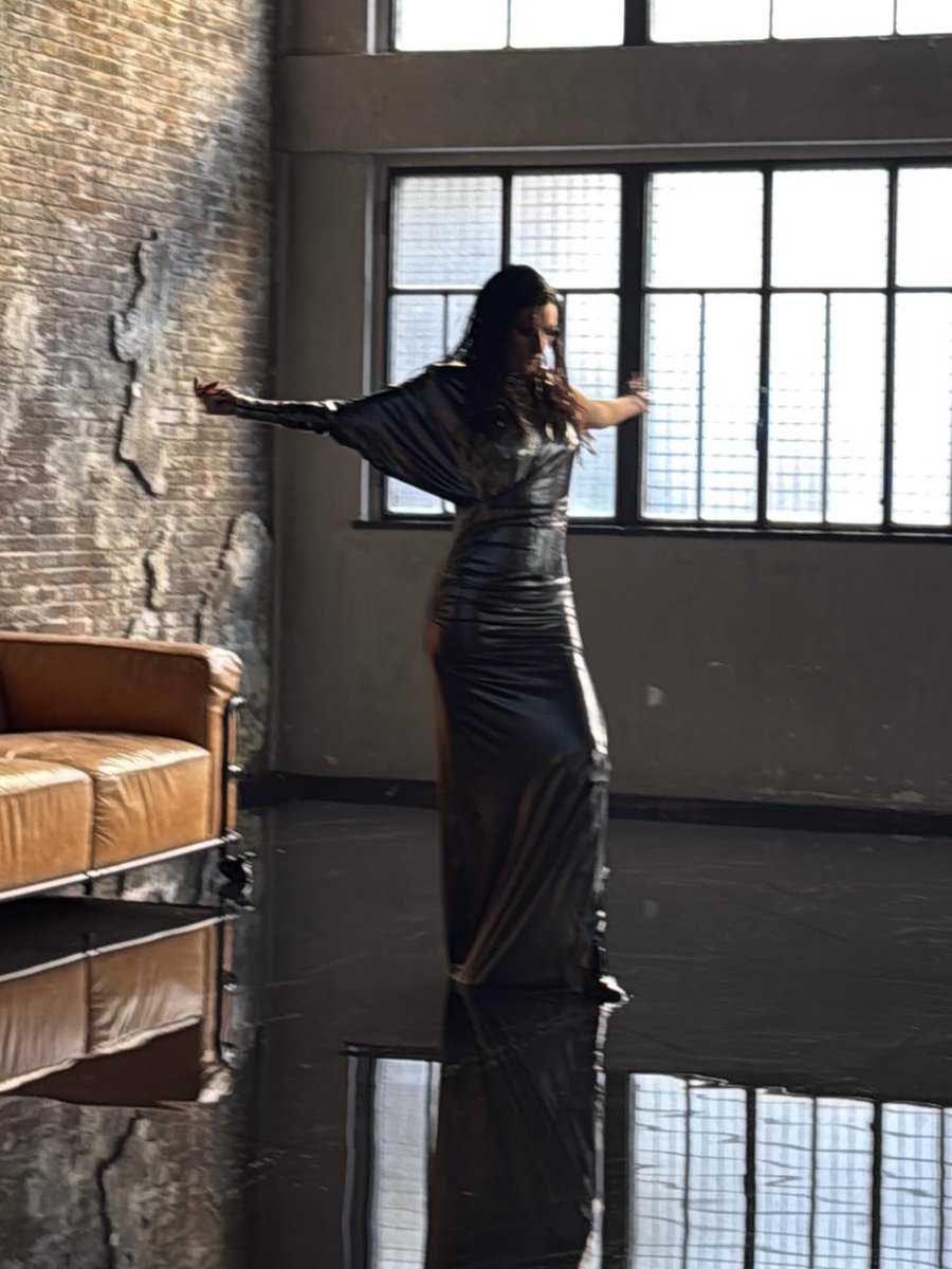 pausiniIcon's tweet photo. NEW VIDEO CLIP COMING SOON https://t.co/qE9Un8lytV