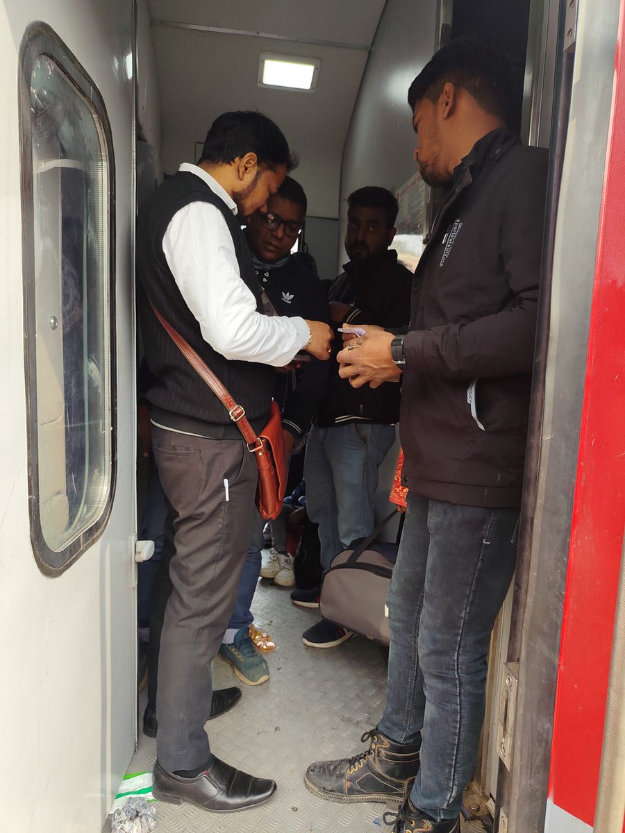 drmmalda's tweet photo. 🚆 Malda Division conducted today a Special Ticket Checking Drive on Train No. 13434 Amrit Bharat Exp & 13053 Kulik Exp between Malda Town – Rampurhat. 253 cases detected and ₹2.18 lakh realized as penalty.
Passengers are urged to travel with valid tickets. #TicketCheckingDrive https://t.co/X5wYjSTHjz