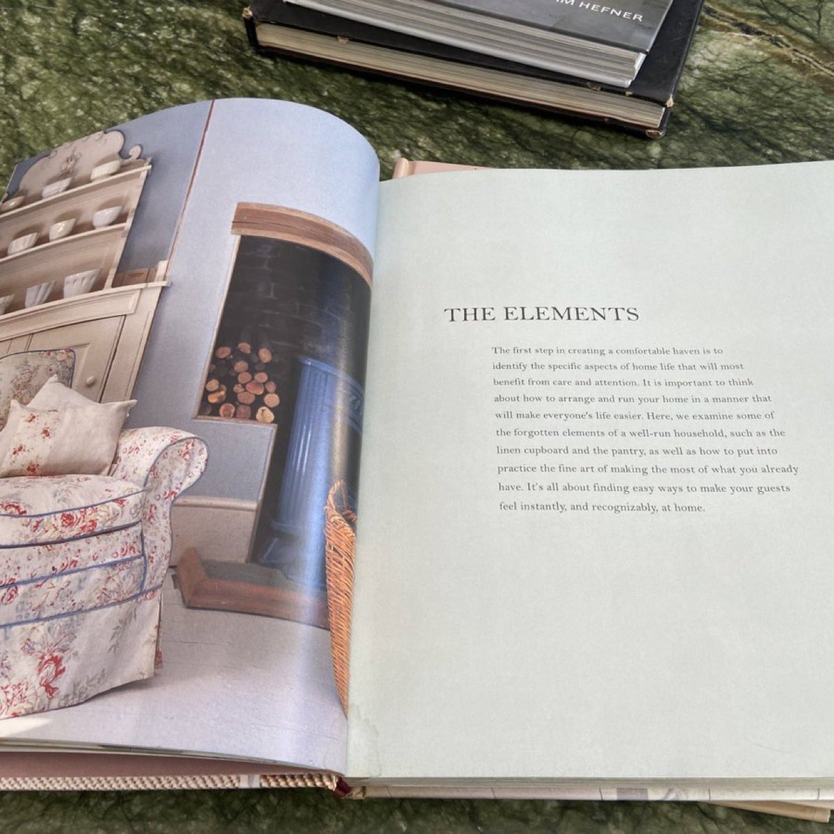 ThunderRoott's tweet image. ويقولون امة لا تقرأ 😏.