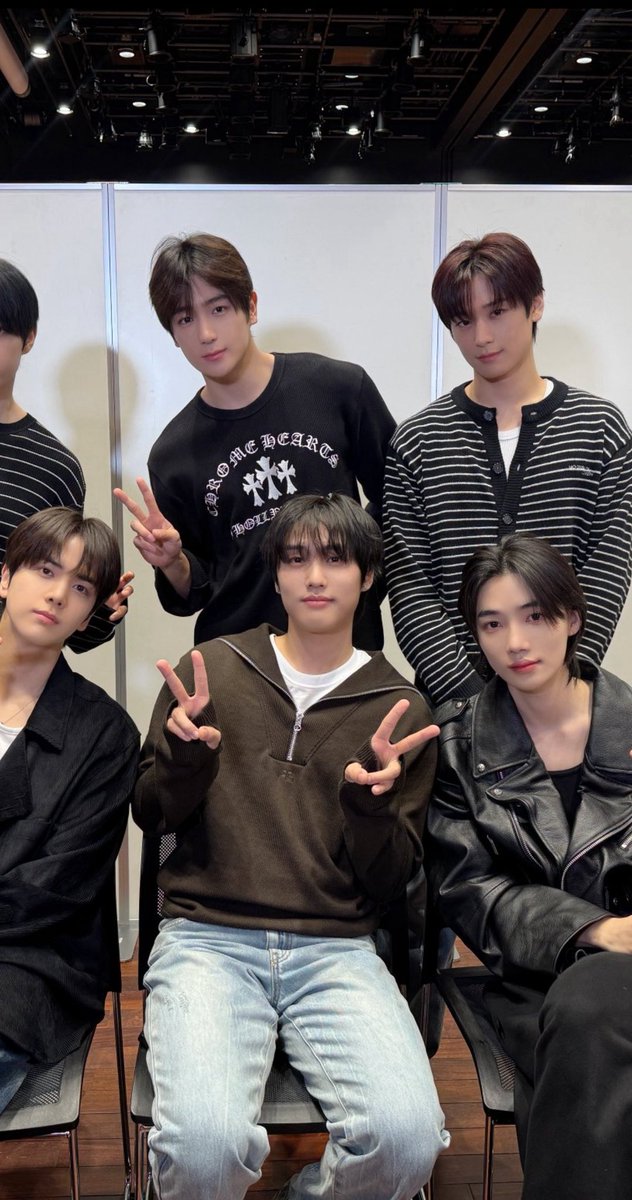 ハイタッチでにぎにぎしたのに手の感触がないなと思ってたらお袖がこれだった🫠
なぜ謎の萌え袖衣装なんだよ！！
しかしバミューダの顔面がつよい！