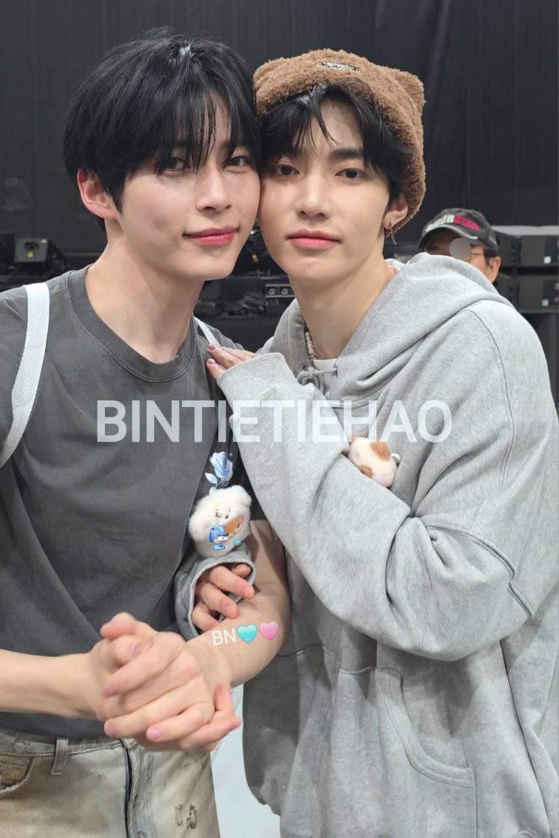 oohaobina's tweet image. THE HANDS!? THE TIETIE!? OH MY GOD HAOBIN!!!!! 😭😭😭😭😭😭