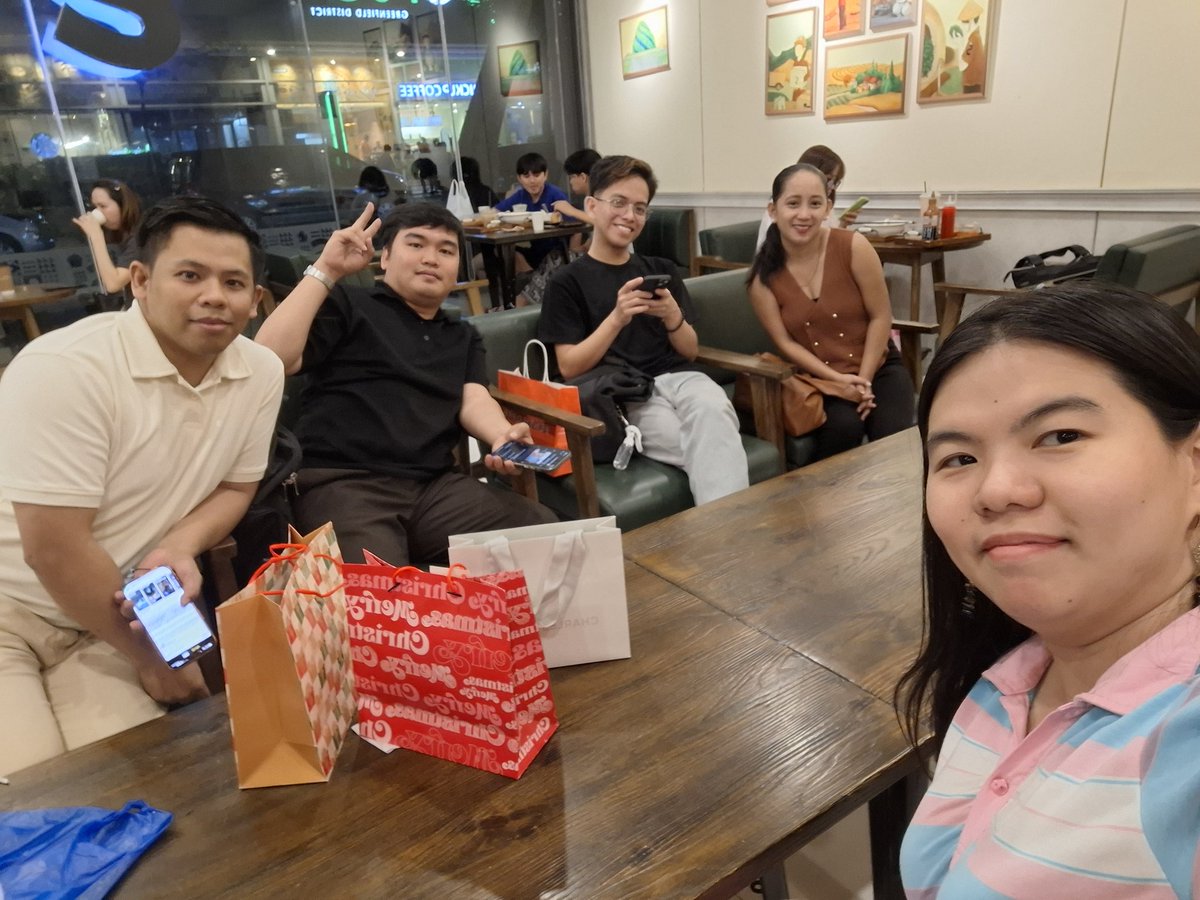 xandz34's tweet image. Moment with Kychnation 🫡
#Kychnation #groufie #kychnationgettogether #yearenddinner #yearendgettogether 
📷  dec 19 2025 @Kychnation__