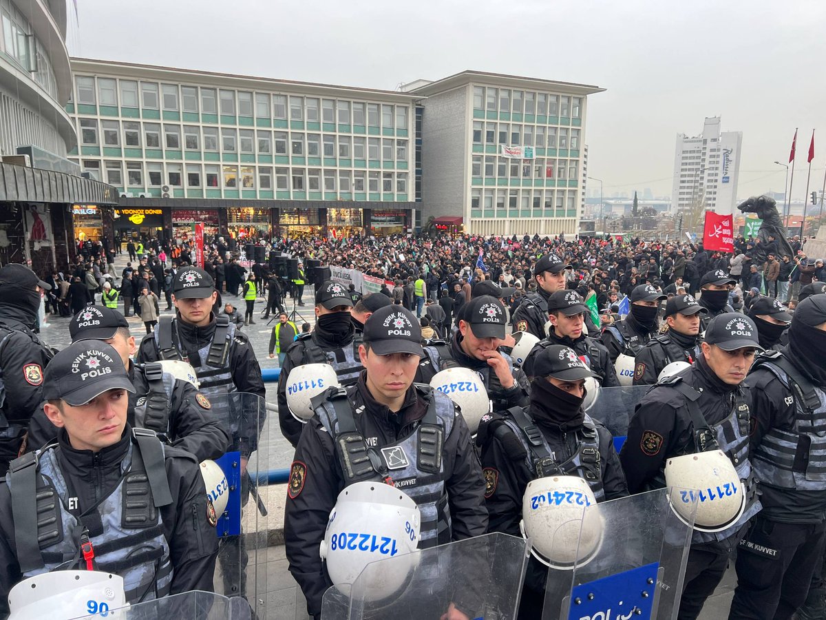 "Bizimle ideolojik tartışmaya girmiyorlar, güç kullanıyorlar!"
<a href="/alparslankuytul/">Alparslan Kuytul</a> Hocaefendi 

AlparslanHoca Ankarada 
#BasınAçıklaması
#AnkaraEmniyeti 

<a href="/TC_icisleri/">T.C. İçişleri Bakanlığı</a>
<a href="/tcbestepe/">T.C. Cumhurbaşkanlığı</a>
<a href="/EmniyetAnkara/">Ankara Emniyet Müdürlüğü</a>