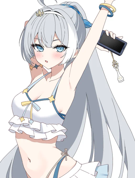 クリスマス衣装を見ながら水着を描いてました