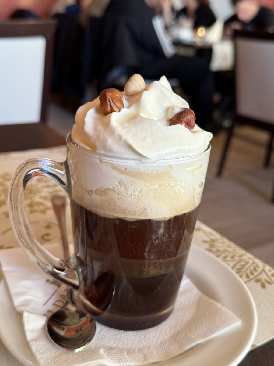 Der Kaffee gibt einen Hinweis, wo wir den Geburtstagskaffee einnehmen.