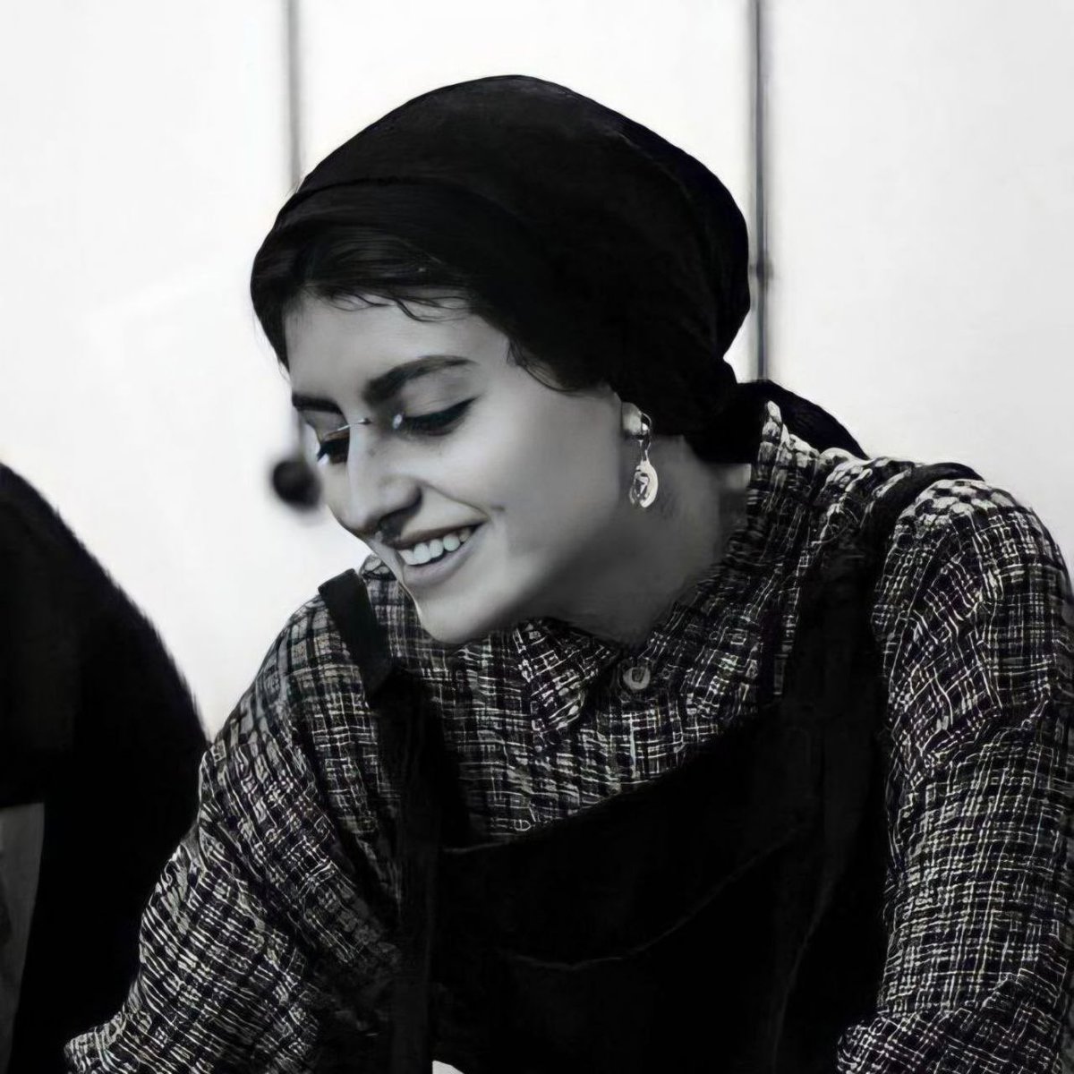 Chaiteryak's tweet photo. امشب تولد دختریه که هیچ‌وقت اظهار پشیمانی نکرد،
کسی که بعدِ طولانی‌ترین شبِ سال متولد شد و با تاریکی جنگید،
و همیشه یادآور این خواهد بود که
نور بر تاریکی پیروزه.
یلداتون مبارک.
#یلدا_آقافضلی https://t.co/45wtwVVqrx