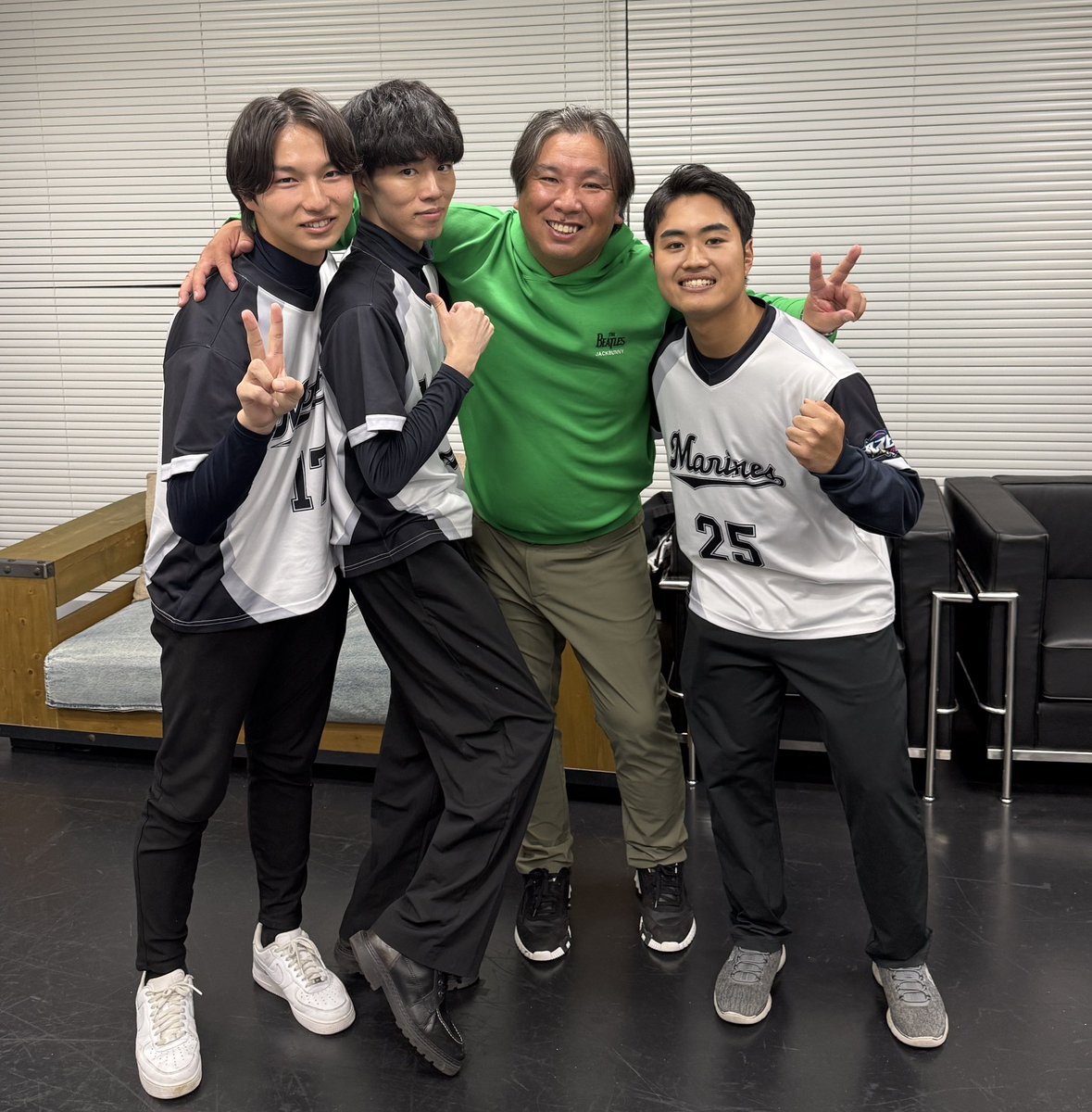 スピリーグ2025
e baseball 千葉ロッテマリーンズ
日本シリーズ進出決定
監督・里崎智也
監督代行・渡辺俊介、内達也、井上晴哉
代表選手
キャプテン・伊藤 信義(like)
長田 脩利(いあた)
竹内 悠基(TK)
みんな良くやった！牙城ホークスを倒して！
試合終わりに札幌から駆けつけたよ！
最高のチームだ