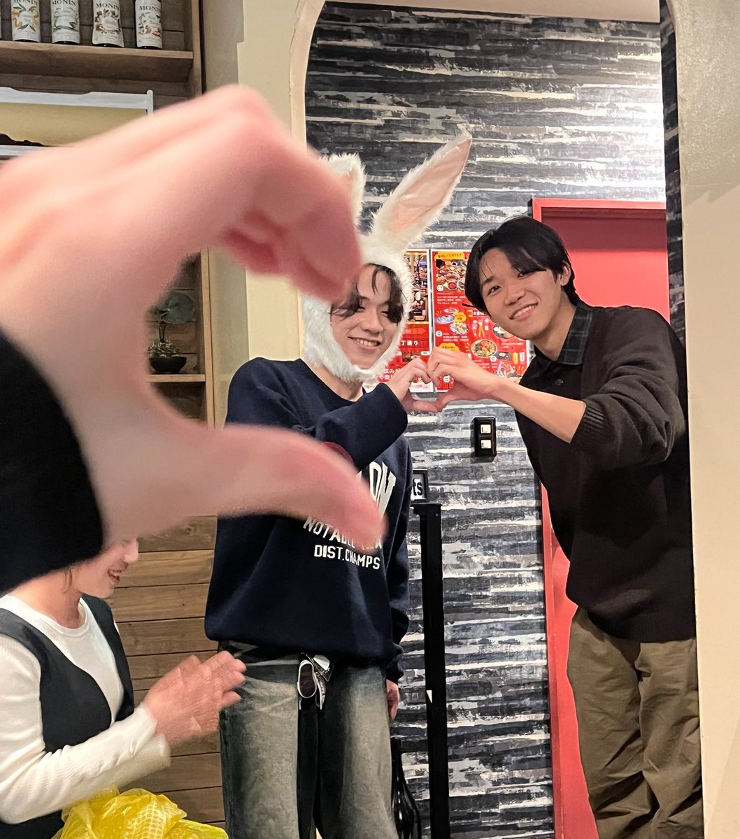 先日クリスマス会と忘年会を行いました🎁🪄
今年1年、関わってくださった全ての皆様に感謝申し上げます🌷来年も神大男子バレー部をよろしくお願いいたします🙌🏻
少し早いですが、良いお年をお迎えください⛄️

【1枚目】クリスマス会王様2ショット
【2枚目】仲良し3回生🐰と1回生👦🏻