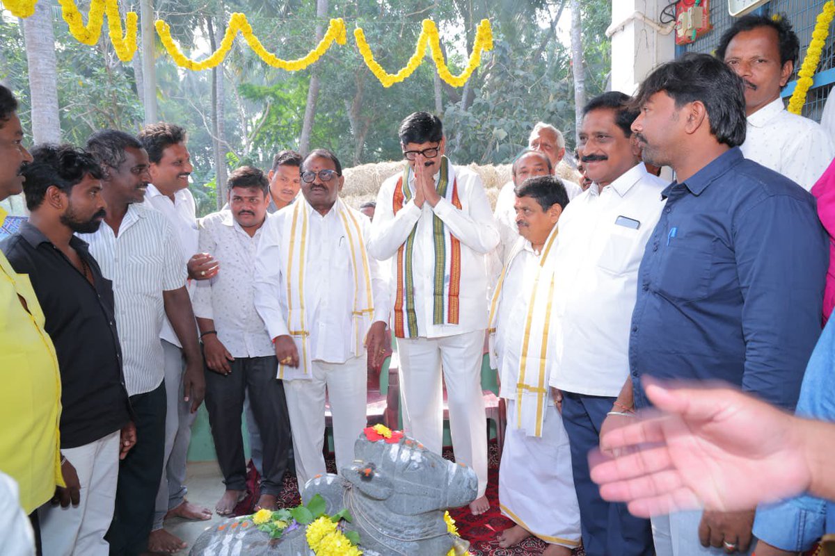 PithaniOffl's tweet photo. చైర్మన్ దశిక రామ్మోహన్ రావు పాలకవర్గం,అధికారులు,ప్రజాప్రతినిధులు,కూటమి ,మండల గ్రామ అధ్యక్షులు ,కూటమి నాయకులు గ్రామస్తులు పాల్గొన్నారు.
#PithaniSatyanarayana
#Pithani4Achanta
#Pithani4Development
#AnamRamanarayanaReddy
#AdminPost https://t.co/AcArLU8uPI