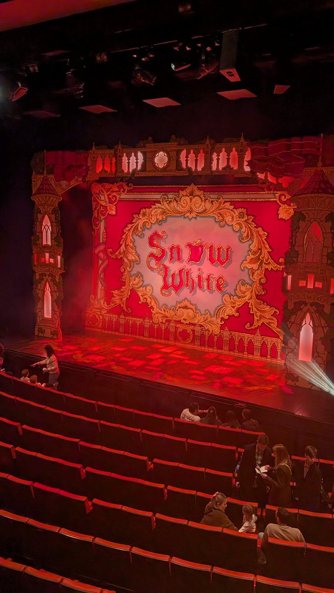 In my seat at Snow White looking forward to seeing <a href="/MarcPickering/">Marc Pickering</a> <a href="/ben_roddy/">Ben Roddy</a> <a href="/kaneoliverparry/">Kane Oliver Parry</a> and all the incredible cast this afternoon 😊❤️