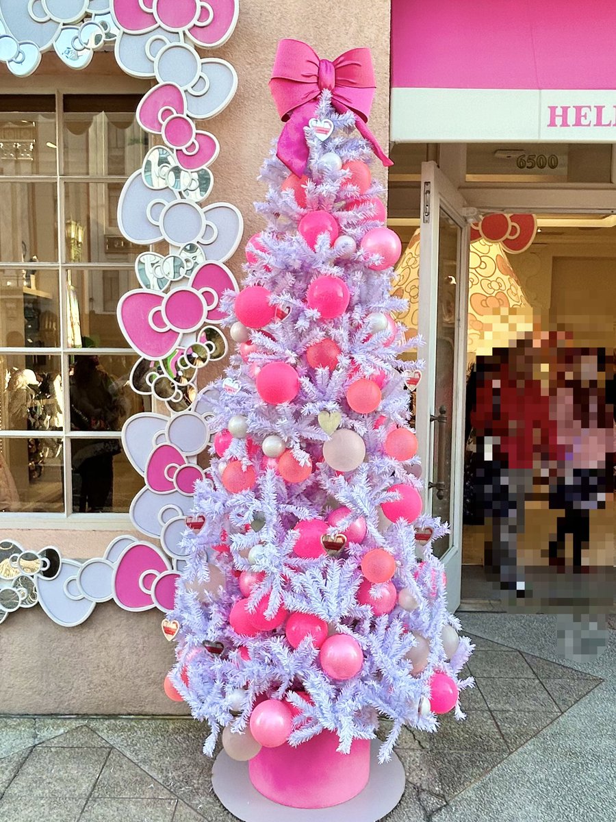 ハローキティ・デザインスタジオ🎀 ホワイトクリスマスツリー🤍 #USJ