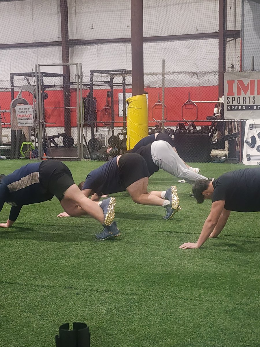 TracyGarvi15193's tweet image. A little early Sunday morning OL training - @sullyg74 traveled East of the state and met up with @BNichols2026 to train with @WinUpFrontFB check out the GOLD on the Boys cleats - had to represent Notre Dame!