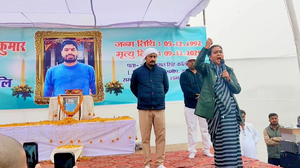 KashyapKunal49's tweet photo. #23DecDeogharChale दिवंगत आलोक कुमार जी के न्याय के लिए देवघर में निकला कैंडल मार्च।

#23DecDeogharChale 
@AshutoshBiharKa https://t.co/uxEKPfkmJf