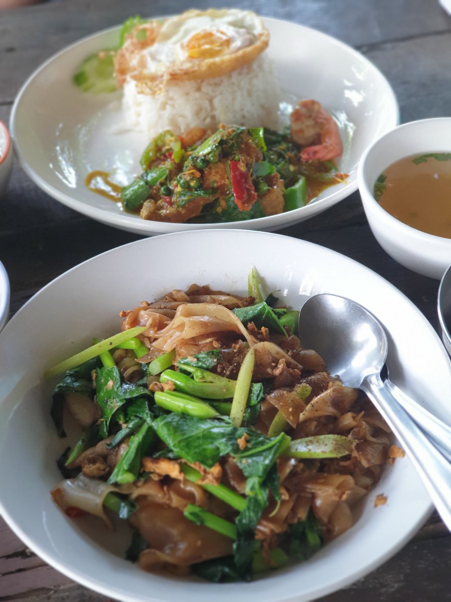 ร้านครัวตาหลวง เป็นลับตาคนมาก ไม่มีป้ายชื่อร้าน ขายอาหารตามสั่งที่ราคาโดนใจมาก ผัดพริกแกงปลากะพงไข่ดาว 60บาท ผัดซีอิ้วใส่ หมู หมึก กุ้ง 50บาท