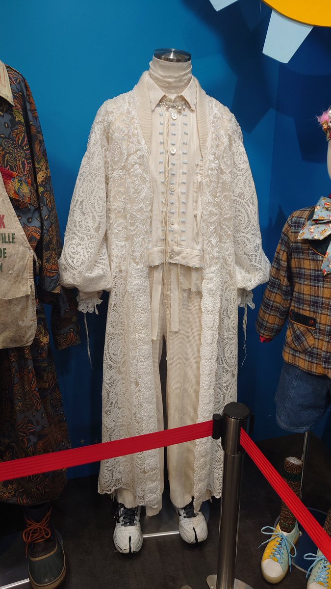 ばーすでーの衣装観に行ってきた。こんなに間近で観られて嬉しい。廣野さんの衣装が好き。後姿が特に好き。後ろ見たかった。ぶるーえごいすともおっどぼーいずも衣装展してもらえてありがたい。