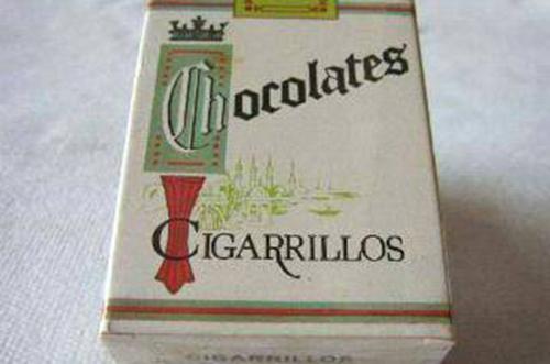 Acabo de ver por la calle a una mujer con dos botellas de Champín y me sorprende que aún no lo hayan prohibido como hicieron con los cigarrillos de chocolate.