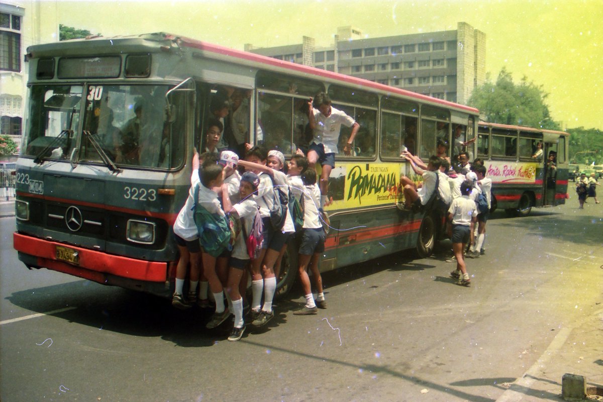 Jepretanku tahun 1990 atau 1991, aku lupa persisnya....
Beredar lagi di FB oleh sebuah akun dan dikomentari kalau ini tak mungkin...
Lho, tak mungkin gimana wong memang kayak gitu...