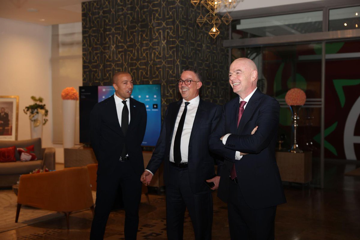 lasource75006's tweet image. 🇲🇦Le Président de la FIFA Gianni Infantino, le President de la FRMF Fouzi Lekjaa, et l’ancien international marocain Houssine Kharja ont remis le trophée #FIFATheBest (The Best Starting 11) à Achraf #Hakimi au camp de base de l’équipe nationale à la veille du match d’ouverture de…