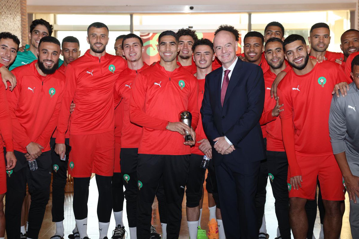 lasource75006's tweet image. 🇲🇦Le Président de la FIFA Gianni Infantino, le President de la FRMF Fouzi Lekjaa, et l’ancien international marocain Houssine Kharja ont remis le trophée #FIFATheBest (The Best Starting 11) à Achraf #Hakimi au camp de base de l’équipe nationale à la veille du match d’ouverture de…