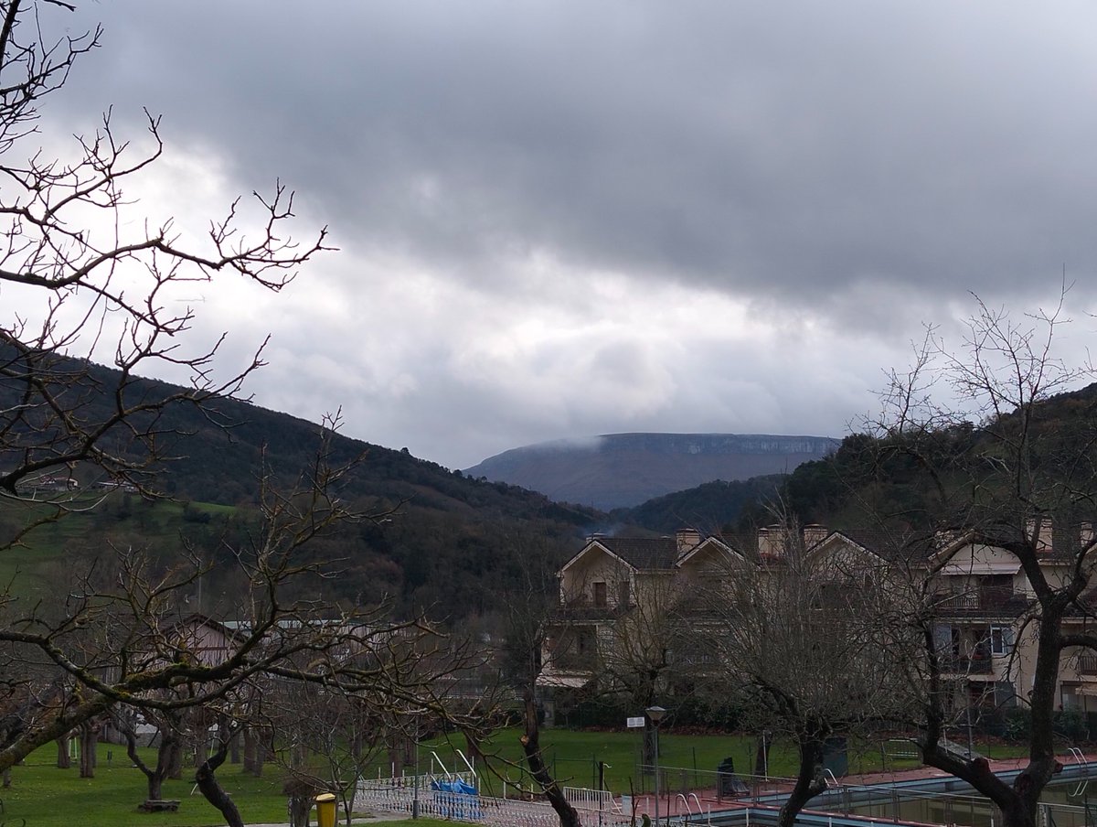 Zuritu ere ez du egin Gorobelen. Frontea uste baino arinago igaro da eta ez du askoz gehiago botako. Eguberrirako hotza bai baina prezipitazioa oso gutxi, printzipioz. Urte berrirako ere gero eta iragarpen suabeagoak.