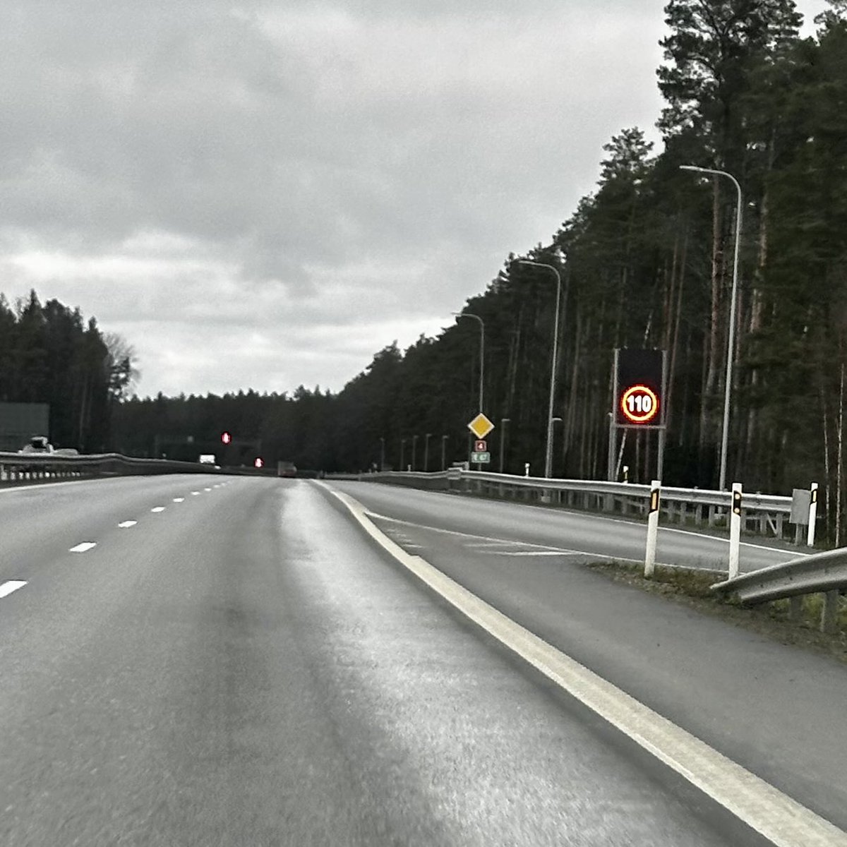 21.decembris. Igaunija, 2+2 šoseja pirms Pērnavas, ārā +5c, nedaudz mitrs asfalts, dinamiskā zīme 110km/h. Kā pie mums <a href="/LVceli/">Latvijas Valsts ceļi</a> - cits klimats, sliktāki ceļi? :)