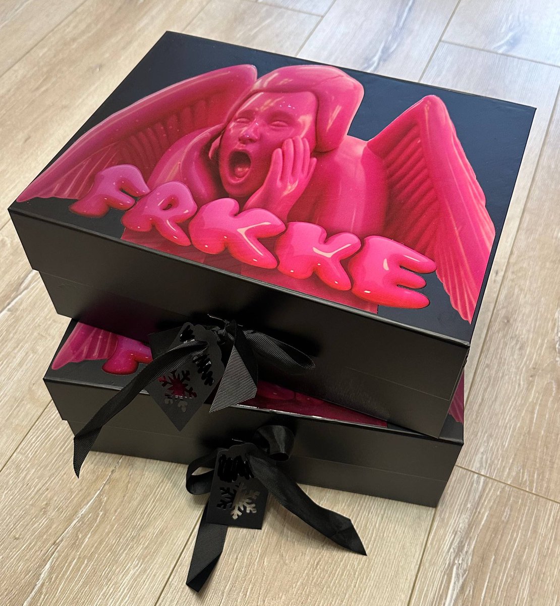 сегодня день отправки гобеленов коллекционерам и мне еще всю неделю вперёд жить в тревоге пока они не доедут до получателей…. 😔 нервомотка…. 
но как же красиво! я бы сама хотела такой подарок получить на нг!